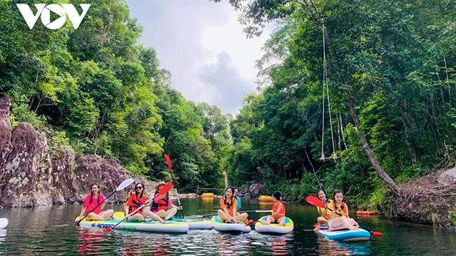 À leur arrivée, les visiteurs peuvent s’adonner à des activités de plein air, notamment du kayak, des promenades et des randonnées. À leur arrivée, les visiteurs peuvent s’adonner à des activités de plein air, notamment du kayak, des promenades et des randonnées.