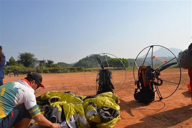 Les membres du Paragliding Club vérifient soigneusement leur équipement avant de s’envoler. Les membres du Paragliding Club vérifient soigneusement leur équipement avant de s’envoler.