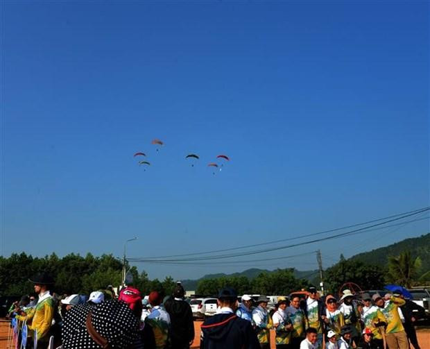 Des pilotes de parapente professionnels se produisent au festival. Des pilotes de parapente professionnels se produisent au festival.