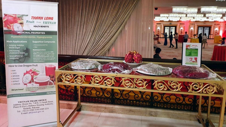 Les fruits du dragon à chair rouge et blanche exposés lors de l'événement. Photo : VOV.