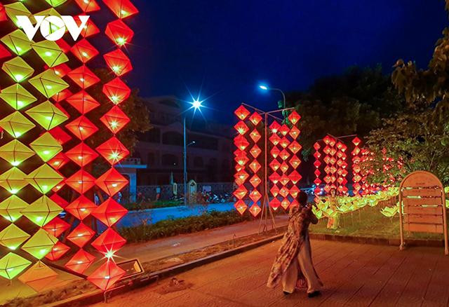 Les touristes sont ravis d’avoir la chance de prendre des photos au festival des lanternes.
