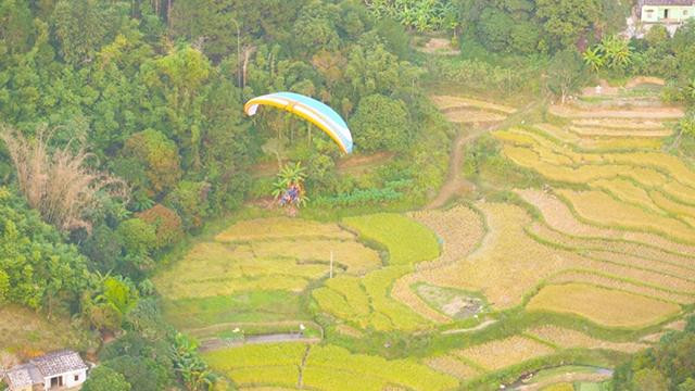 En tentant un vol en parapente, les visiteurs pourront voir la beauté majestueuse des montagnes, des forêts et des champs en terrasses de la région frontalière de Binh Liêu. En tentant un vol en parapente, les visiteurs pourront voir la beauté majestueuse des montagnes, des forêts et des champs en terrasses de la région frontalière de Binh Liêu.