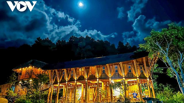 Les villageois se réunissent pour construire la ferme An Wap dans le village de Khe Phuong. Les villageois se réunissent pour construire la ferme An Wap dans le village de Khe Phuong.