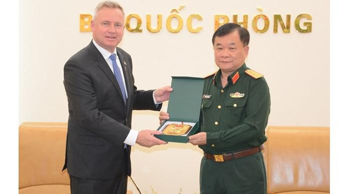 Le général de corps d'armée Hoàng Xuân Chiên (à droite) offre un cadeau souvenir au Premier ministre de Tasmanie, Jeremy Rockliff. Photo : qdnd.vn
