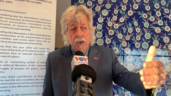 Gérard Daviot, ancien président de l'Association d'Amitié franco-vietnamienne (AAFV): "Il est tout à fait normal et légitime que le Vietnam soit élu membre du Conseil des droits de l'homme de l'ONU. Le Vietnam est sur la bonne voie. Je me considère comme un citoyen du monde et j'apprécie beaucoup le chemin parcouru par le Vietnam, un chemin tout à fait logique qui honore les dirigeants et le peuple vietnamiens. C'est une reconnaissance internationale. Maintenant que le Vietnam a été élu au Conseil des droits de l'homme, c'est une reconnaissance du monde entier. Je tiens à féliciter les dirigeants et le peuple vietnamiens d'être devenus l'un des pays honorés par le monde pour les droits de l'homme". Gérard Daviot, ancien président de l'Association d'Amitié franco-vietnamienne (AAFV): "Il est tout à fait normal et légitime que le Vietnam soit élu membre du Conseil des droits de l'homme de l'ONU. Le Vietnam est sur la bonne voie. Je me considère comme un citoyen du monde et j'apprécie beaucoup le chemin parcouru par le Vietnam, un chemin tout à fait logique qui honore les dirigeants et le peuple vietnamiens. C'est une reconnaissance internationale. Maintenant que le Vietnam a été élu au Conseil des droits de l'homme, c'est une reconnaissance du monde entier. Je tiens à féliciter les dirigeants et le peuple vietnamiens d'être devenus l'un des pays honorés par le monde pour les droits de l'homme".