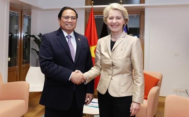 Le Premier ministre Pham Minh Chinh (à droite) et la présidente de la CE, Ursula von der Leyen. Photo : VNA. Le Premier ministre Pham Minh Chinh (à droite) et la présidente de la CE, Ursula von der Leyen. Photo : VNA.