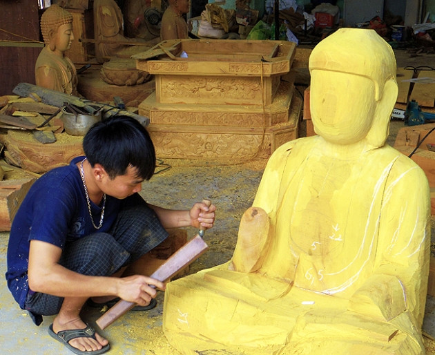 Village de Du Du: Quintessence de la sculpture de bois ảnh 3