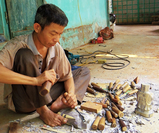 Village de Du Du: Quintessence de la sculpture de bois ảnh 2
