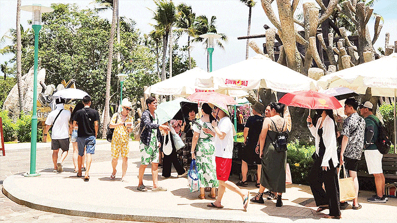 Des touristes étrangers en visite à Hon Thom, l’un des sites emblématiques de Phu Quoc.