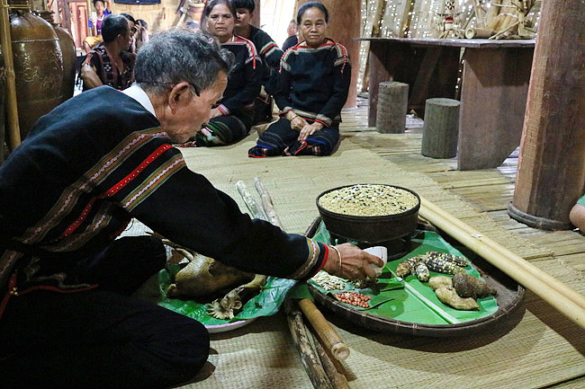 Les rites du culte des semences de riz de l’ethnie Ê Dê ảnh 2 Les rites du culte des semences de riz de l’ethnie Ê Dê ảnh 2