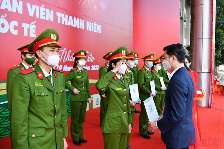 Des bus ramènent les étudiants chez eux pour les vacances du Nouvel An lunaire ảnh 7 Des bus ramènent les étudiants chez eux pour les vacances du Nouvel An lunaire ảnh 7