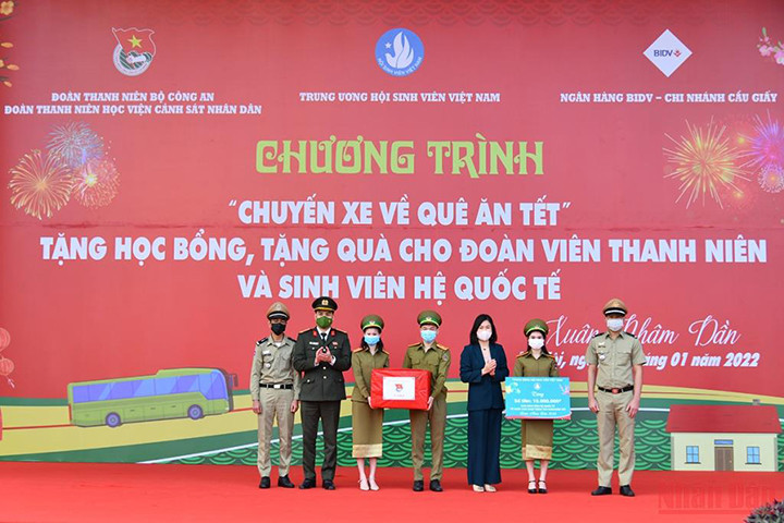 Des bus ramènent les étudiants chez eux pour les vacances du Nouvel An lunaire ảnh 8 Des bus ramènent les étudiants chez eux pour les vacances du Nouvel An lunaire ảnh 8