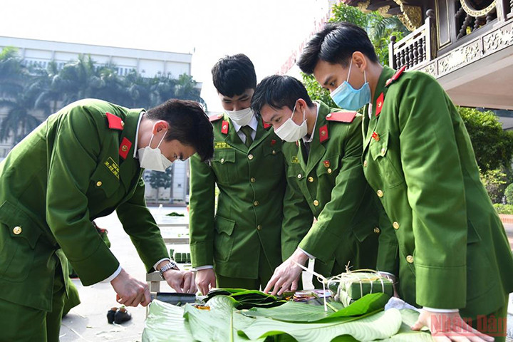 Des bus ramènent les étudiants chez eux pour les vacances du Nouvel An lunaire ảnh 13 Des bus ramènent les étudiants chez eux pour les vacances du Nouvel An lunaire ảnh 13