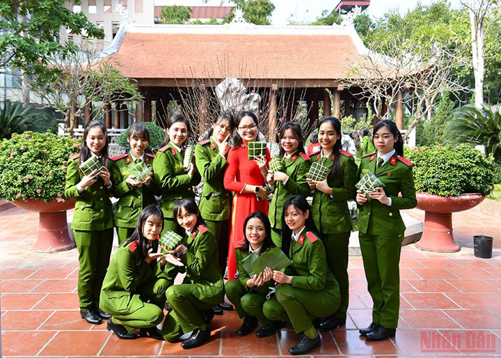 Des bus ramènent les étudiants chez eux pour les vacances du Nouvel An lunaire ảnh 16 Des bus ramènent les étudiants chez eux pour les vacances du Nouvel An lunaire ảnh 16