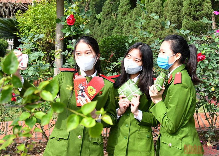 Des bus ramènent les étudiants chez eux pour les vacances du Nouvel An lunaire ảnh 14 Des bus ramènent les étudiants chez eux pour les vacances du Nouvel An lunaire ảnh 14