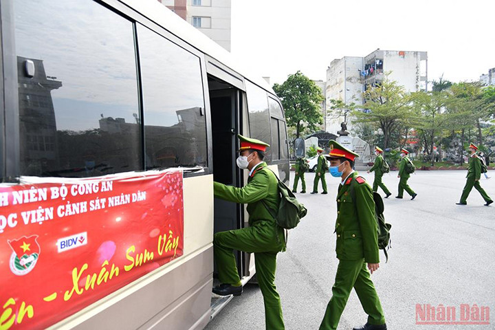Des bus ramènent les étudiants chez eux pour les vacances du Nouvel An lunaire ảnh 10 Des bus ramènent les étudiants chez eux pour les vacances du Nouvel An lunaire ảnh 10