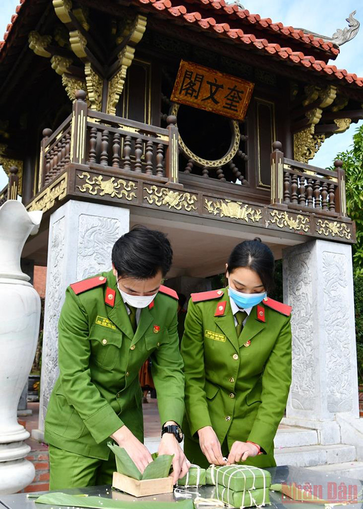 Des bus ramènent les étudiants chez eux pour les vacances du Nouvel An lunaire ảnh 12 Des bus ramènent les étudiants chez eux pour les vacances du Nouvel An lunaire ảnh 12
