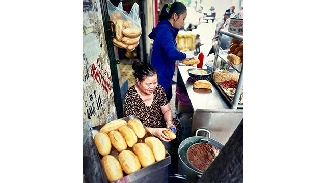 Le « banh mi » vietnamien et ses variantes conquièrent le monde ảnh 8