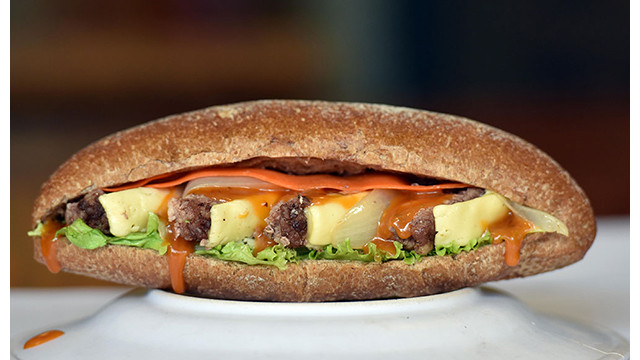 Le « banh mi » vietnamien et ses variantes conquièrent le monde ảnh 7