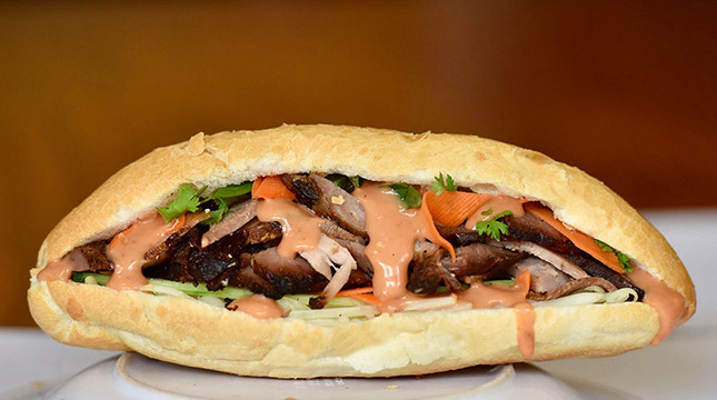Le « banh mi » vietnamien et ses variantes conquièrent le monde ảnh 4
