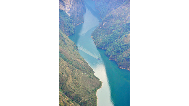 La rivière Nho Quê brille à la saison des fleurs de Bombax ảnh 2