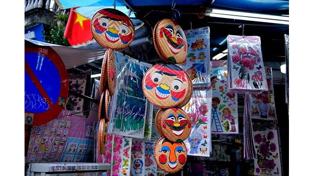 Les jouets traditionnels envahissent la rue Hàng Ma pour la Fête de la mi-automne ảnh 6
