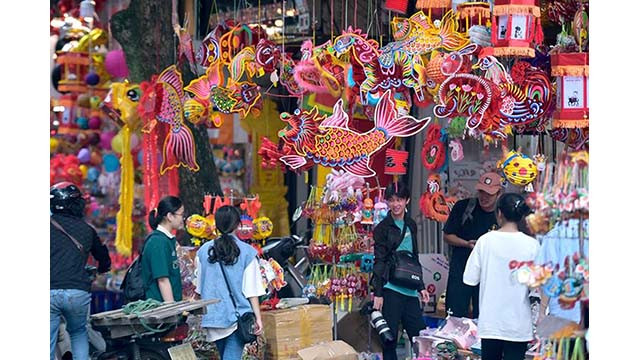 Les jouets traditionnels envahissent la rue Hàng Ma pour la Fête de la mi-automne ảnh 5