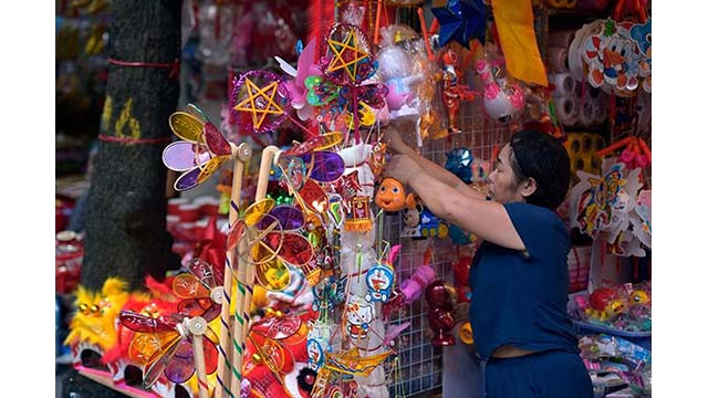 Les jouets traditionnels envahissent la rue Hàng Ma pour la Fête de la mi-automne ảnh 3