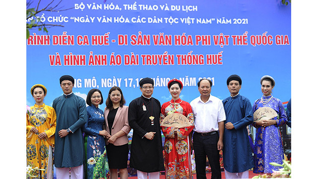 La beauté traditionnelle du "áo dài" ảnh 7 La beauté traditionnelle du "áo dài" ảnh 7