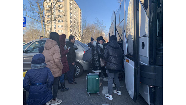 L’Ambassade du Vietnam en Pologne se mobilise pour aider l’évacuation des vietnamiens de l’Ukraine en Pologne ảnh 5