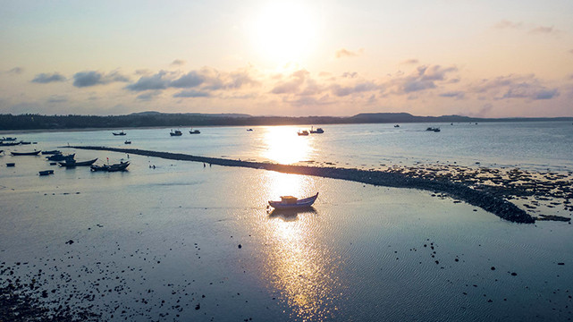 Quang Ngai, un « village de pêcheurs » unique attire les visiteurs ảnh 9 Quang Ngai, un « village de pêcheurs » unique attire les visiteurs ảnh 9