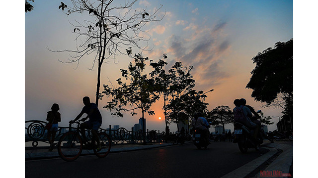 Hanoi fait face à une chaleur féroce en juin ảnh 12
