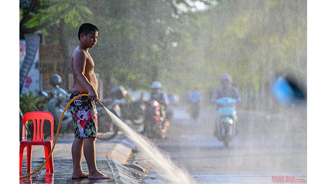 Hanoi fait face à une chaleur féroce en juin ảnh 6