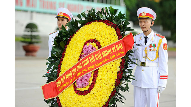 Une délégation de mères héroïques rend hommage au Président Hô Chi Minh dans son mausolée ảnh 2