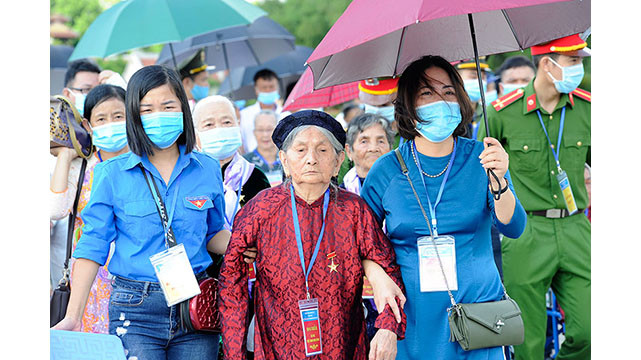 Une délégation de mères héroïques rend hommage au Président Hô Chi Minh dans son mausolée ảnh 3