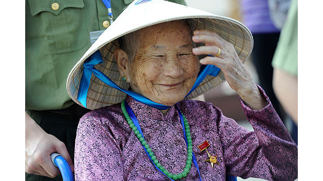 Une délégation de mères héroïques rend hommage au Président Hô Chi Minh dans son mausolée ảnh 4
