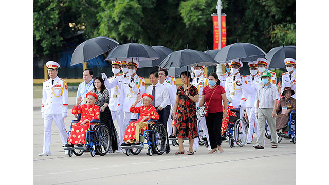 Une délégation de mères héroïques rend hommage au Président Hô Chi Minh dans son mausolée ảnh 6