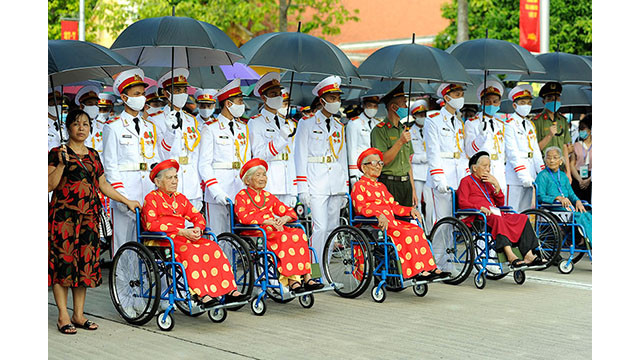 Une délégation de mères héroïques rend hommage au Président Hô Chi Minh dans son mausolée ảnh 5