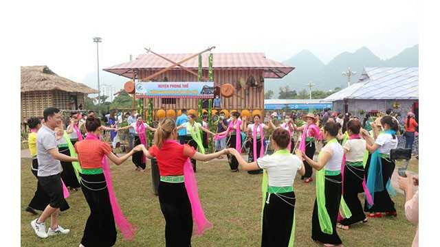 Les touristes étrangers s’intéressent aux danses locales ảnh 11