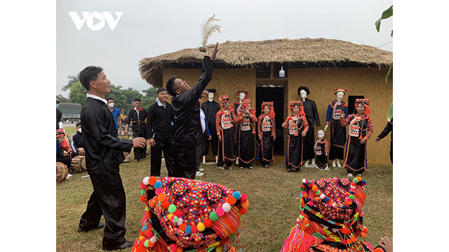 Les touristes étrangers s’intéressent aux danses locales ảnh 6