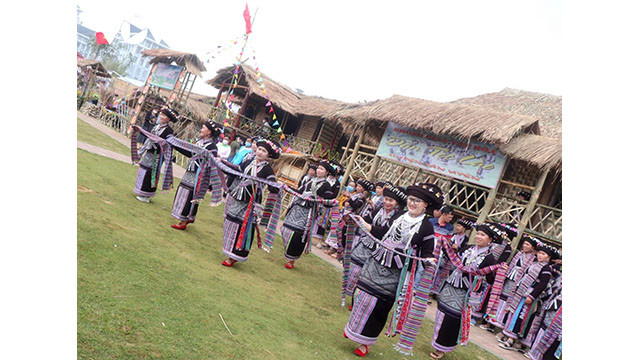 Les touristes étrangers s’intéressent aux danses locales ảnh 2