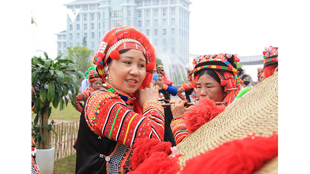 Les touristes étrangers s’intéressent aux danses locales ảnh 5