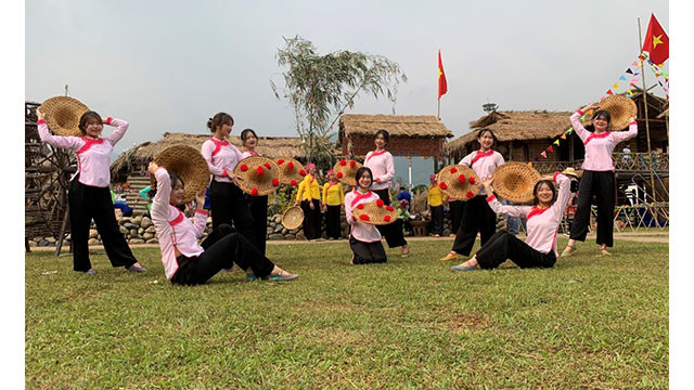 Les touristes étrangers s’intéressent aux danses locales ảnh 4