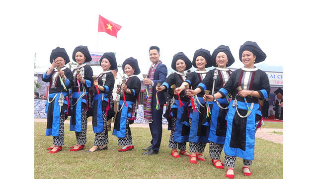 Les touristes étrangers s’intéressent aux danses locales ảnh 8