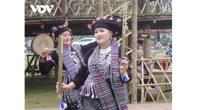 Les touristes étrangers s’intéressent aux danses locales ảnh 10