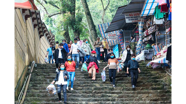  Des milliers de touristes ont visité la pagode Huong ảnh 7