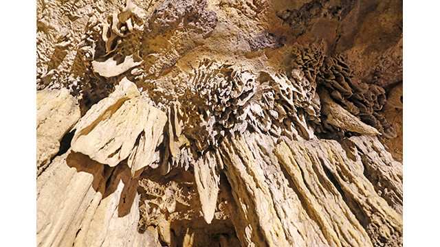 Le complexe de grottes du bourg de Cao Phong ảnh 2