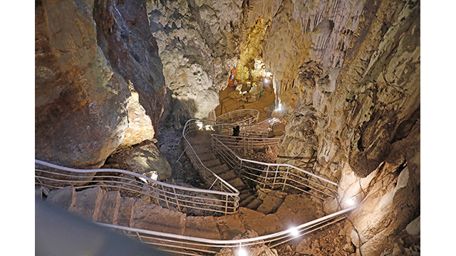 Le complexe de grottes du bourg de Cao Phong ảnh 7