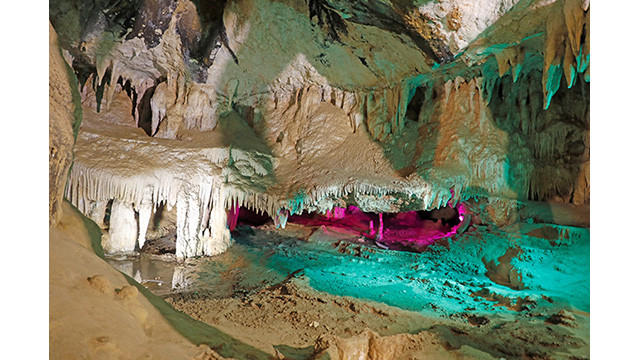 Le complexe de grottes du bourg de Cao Phong ảnh 12