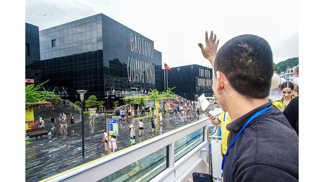 Des touristes étrangers à Halong sont enthousiastes avec des bus à deux étages ảnh 9 Des touristes étrangers à Halong sont enthousiastes avec des bus à deux étages ảnh 9